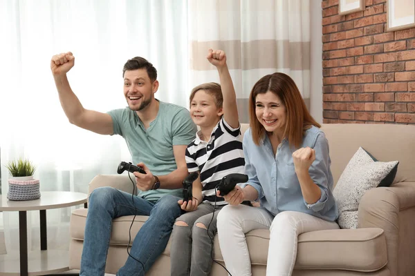 Familia Feliz Jugando Videojuegos Sofá Sala Estar — Foto de Stock