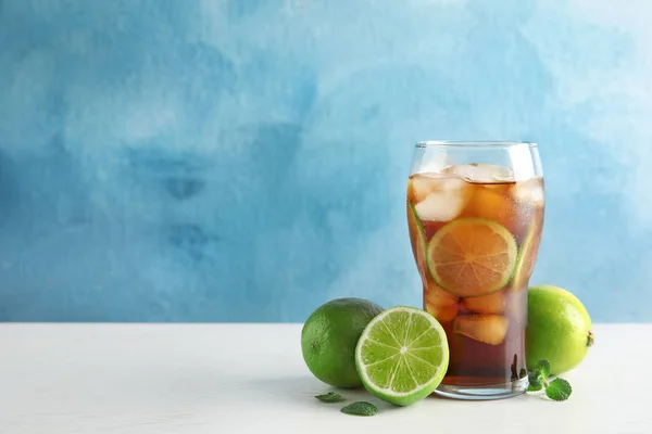 Glass Coke Ice Cubes Limes Table Color Background Space Text — Stock Photo, Image