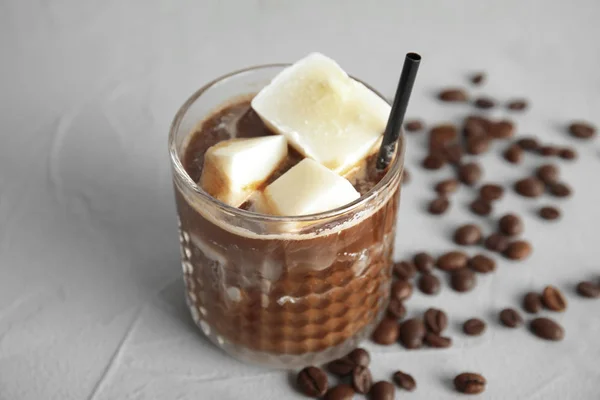 Koffie Drinken Met Melk Ijsblokjes Bonen Grijze Tafel — Stockfoto