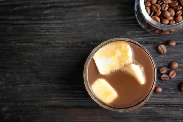 Кофейный Напиток Молочными Кубиками Льда Бобами Темном Фоне Плоский Лежал — стоковое фото