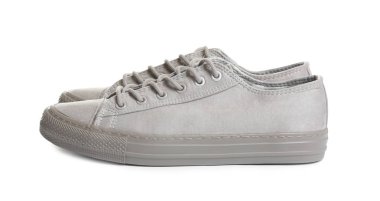 Beyaz arka planda şık bir çift spor ayakkabı.