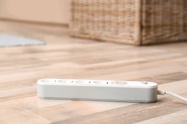 Uzatma kablosu katta kapalı, metin için yer. Elektrik teknisyen ekipmanları