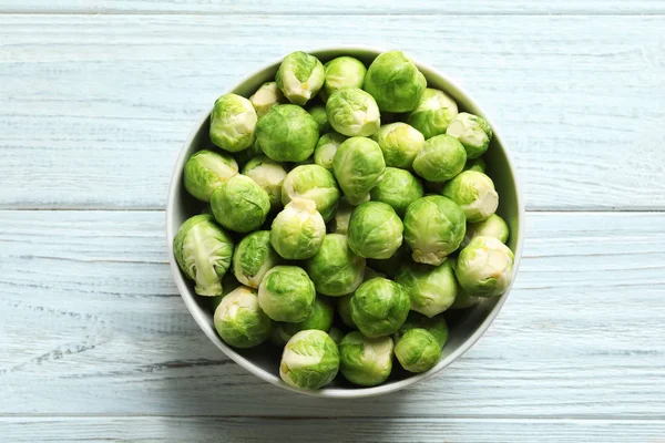 Skål Med Färsk Brysselkål Trä Bakgrund Ovanifrån — Stockfoto