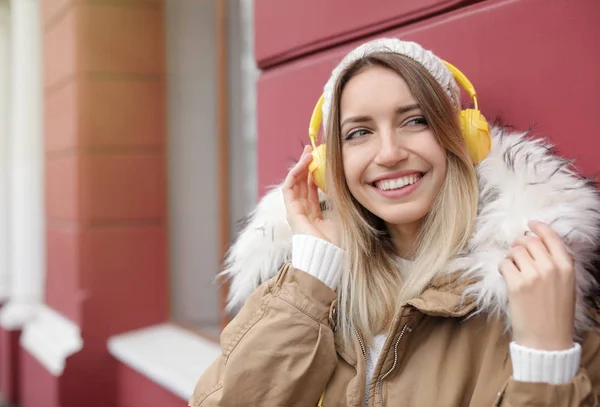 屋外で音楽を聴くヘッドフォンを持つ若い女性 テキストのためのスペース — ストック写真