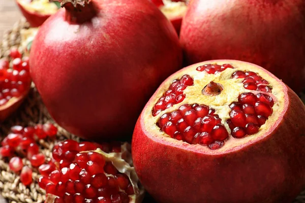 Reife Rote Granatapfelfrüchte Auf Verschwommenem Hintergrund Nahaufnahme — Stockfoto
