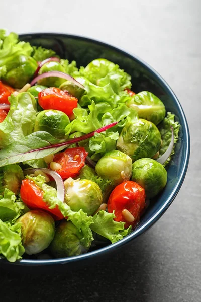 Bol Salade Avec Choux Bruxelles Sur Table Gros Plan — Photo