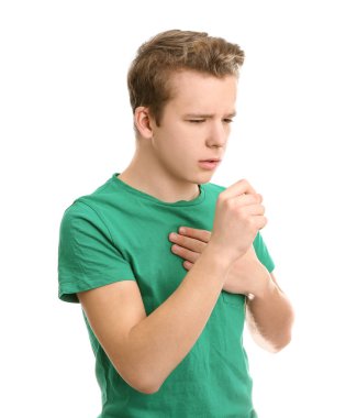 Genç çocuk üzerinde beyaz izole öksürük acı