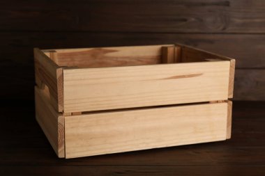 Ahşap arka plan karşı masada boş sandık