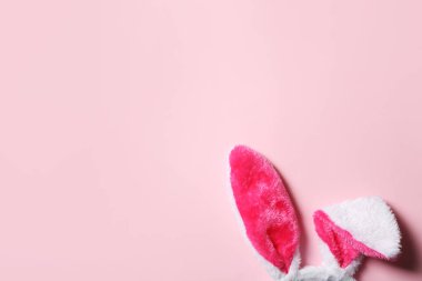 Komik Paskalya tavşan kulaklara renk arka plan, metin için yer ile Üstten Görünüm