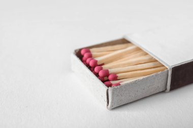 Açık renkli uyanlar ile karton kutu