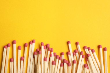 Düz renkli arka plan üzerinde ahşap maçlar yatıyordu. Metin için yer