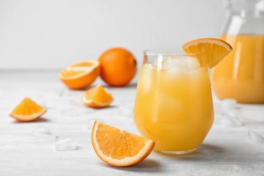 Buz küpleri ve masada kesilmiş meyve portakal suyu bir bardak. Metin için yer