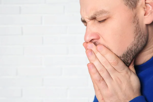 Uomo Che Soffre Tosse Vicino Muro Mattoni Spazio Testo — Foto Stock