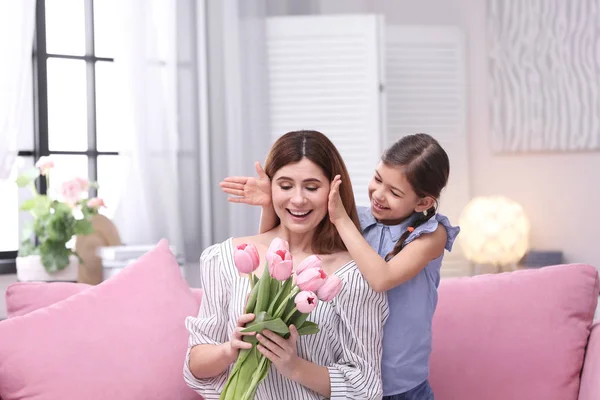 Feliz Madre Hija Con Flores Casa Día Internacional Mujer — Foto de Stock