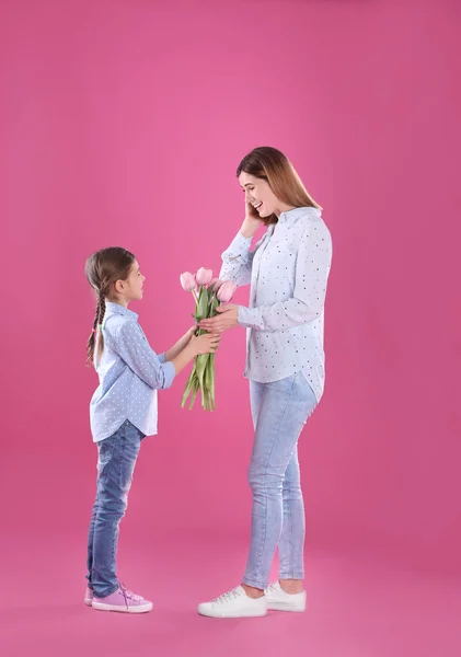 Mãe Feliz Filha Com Flores Fundo Cor Dia Internacional Mulher — Fotografia de Stock