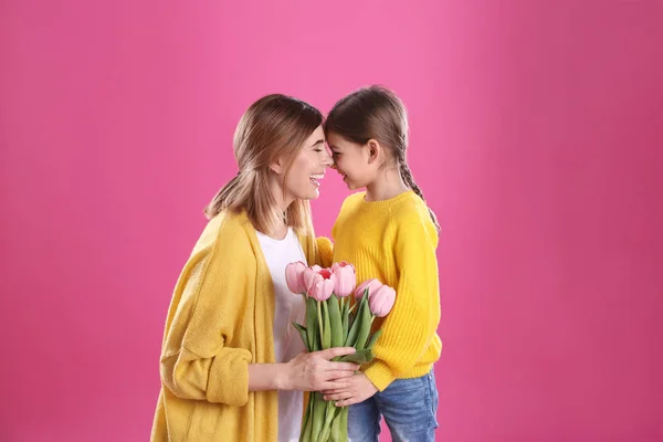 Feliz Madre Hija Con Flores Sobre Fondo Color Día Internacional — Foto de Stock