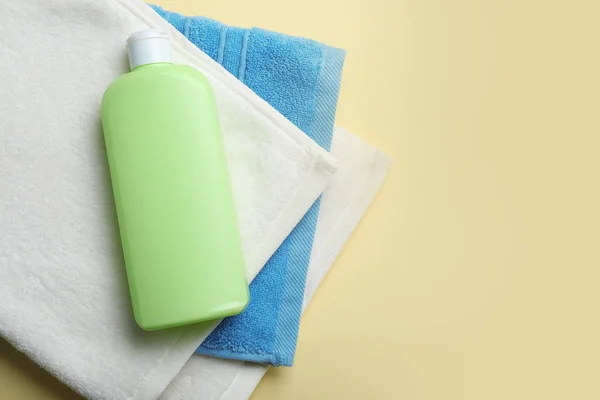 Flasche Shampoo Und Handtücher Auf Farbigem Hintergrund Draufsicht Mit Platz — Stockfoto