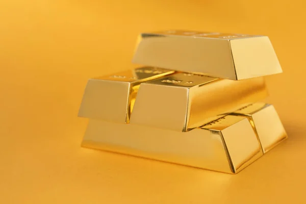 Kostbare Glänzende Goldbarren Auf Farbigem Hintergrund — Stockfoto