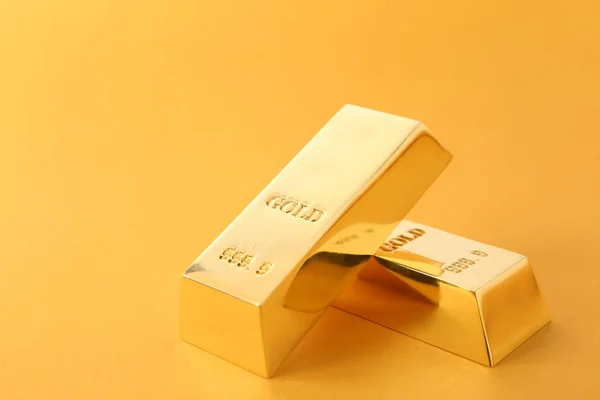 Preciosas Barras Oro Brillante Sobre Fondo Color Espacio Para Texto —  Fotos de Stock