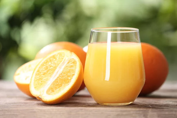 Glas Frischen Saft Und Orangen Auf Holztisch — Stockfoto