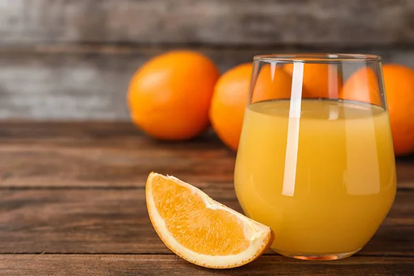 Vaso Zumo Naranja Rebanada Fruta Fresca Sobre Mesa Madera Espacio — Foto de Stock