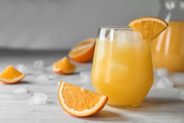Pohár Narancslé Jégkockák Asztalra Vágott Gyümölcsöt Hely Szöveg — Stock Fotó