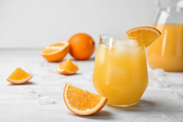 Vaso Zumo Naranja Con Cubitos Hielo Fruta Cortada Mesa Espacio — Foto de Stock