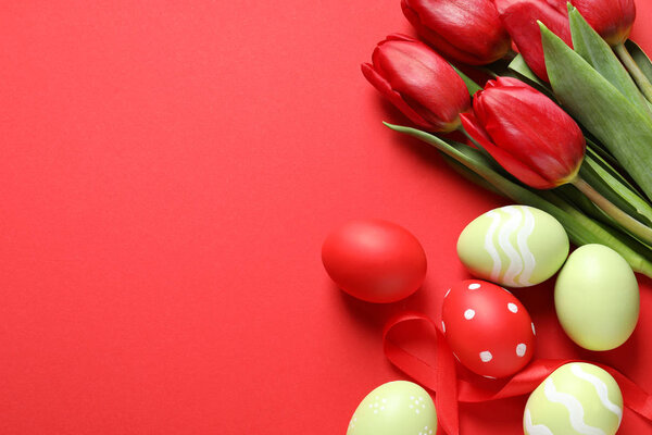 Composición Plana Huevos Pascua Pintados Flores Primavera Sobre Fondo Color — Foto de Stock