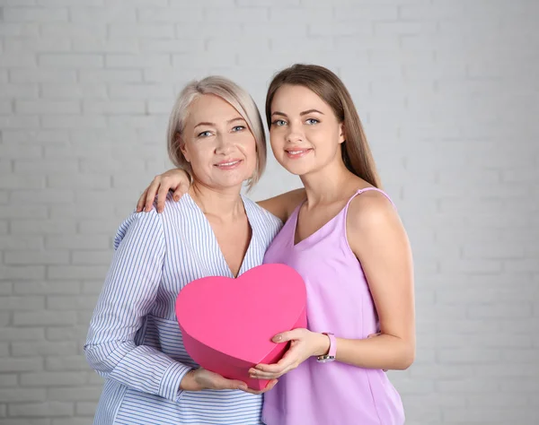 Filha Parabenizando Sua Mãe Madura Perto Parede Tijolo Feliz Dia — Fotografia de Stock