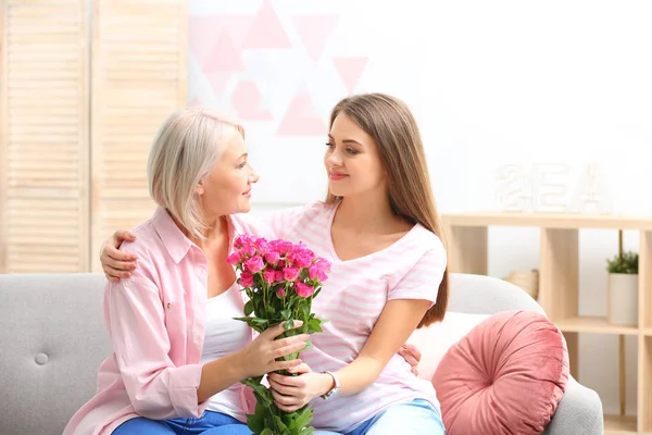 Young Daughter Congratulating Her Mature Mother Home Happy Women Day — Stock Photo, Image