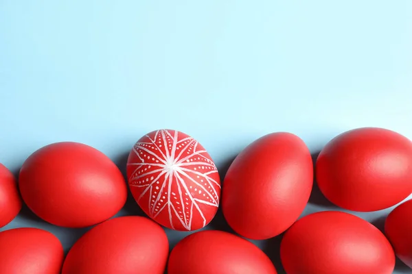 Düz Renkli Arka Plan Metin Için Yer Yumurta Kompozisyon Kırmızı — Stok fotoğraf