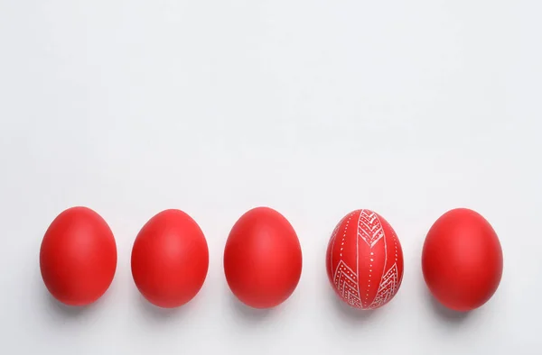 在白色背景被绘的红色复活节彩蛋的构成 顶视图 — 图库照片