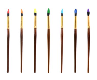 Beyaz arkaplanda renkli boya fırçaları