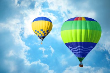 Mavi gökyüzünde uçan renkli hava balonları 
