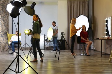 Fotoğraf stüdyosu profesyonel ekipman ve ekip işçilerin