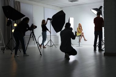 Fotoğraf stüdyosu profesyonel ekipman ve ekip işçilerin