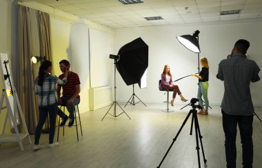 Fotoğraf stüdyosu profesyonel ekipman ve ekip işçilerin