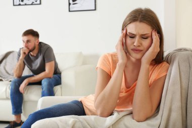 Genç çift bağımsız oturma odasında sonra birbirimizi görmezden. İlişki sorunları