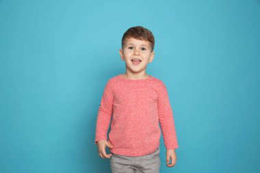 Renk arka plan üzerinde gülüyor küçük çocuk portresi
