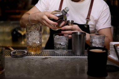 Barmen gece kulübünde, closeup kontuarında lezzetli kokteyl hazırlama