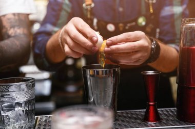 Barmen gece kulübünde, closeup kontuarında lezzetli kokteyl hazırlama
