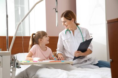 İntravenöz damla hastanede doktor ziyareti sırasında çizim ile küçük çocuk