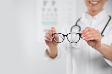 Gözlük Kliniği, closeup ile kadın göz doktoru. Metin için yer