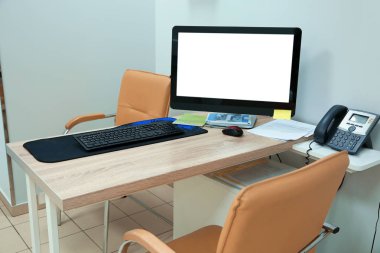 Doktor çalışma alanı ile modern klinik içinde bilgisayar. Alan tasarımı için