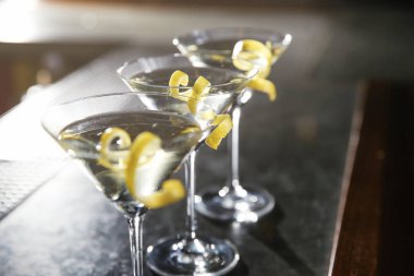 Limon bardak martini kokteyl sayacı, closeup üzerine bırakın. Metin için yer