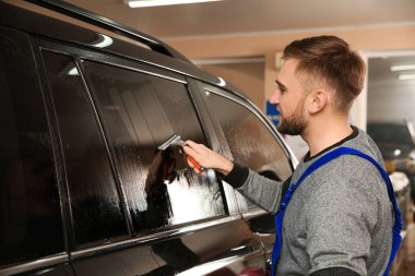 Vasıflı işçi Dükkanı penceresinde renkli araba yıkama