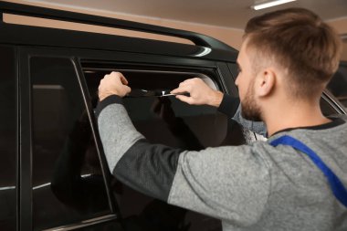 Vasıflı işçi Dükkanı penceresinde araba renklendirme