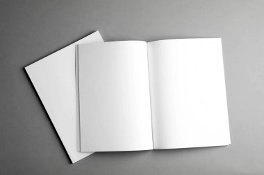 Açık ve kapalı boş broşür gri arka plan, üstten görünüm üzerinde. Tasarım için alay