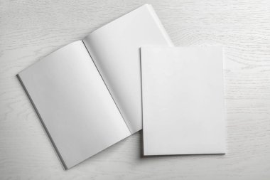 Açık ve kapalı boş broşürü ahşap arka plan, üstten görünüm üzerinde. Tasarım için alay