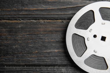 Ahşap arka plan, metin için yer ile üstten görünüm üzerinde film reel. Sinema üretim